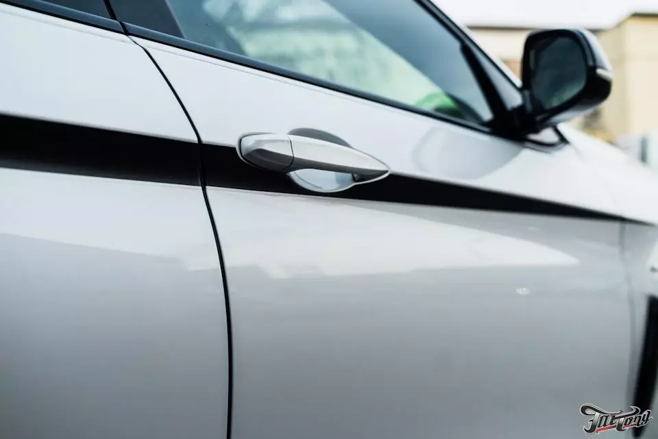 BMW X6. Окрас суппортов и нанесение декоративных полос M Performance.